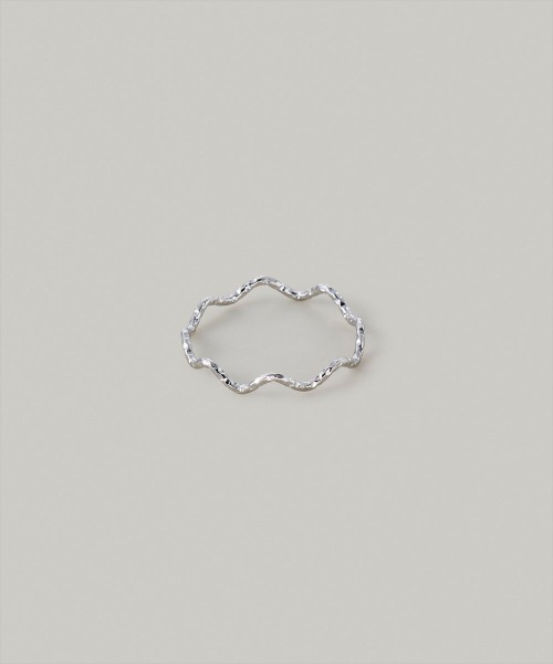 Jolie Toujours(ジョリトゥジュール)の「【汗や水に強い】〈ステンレス〉12号グリッターウェーブリング(リング・レディース・ゴールド/シルバー・12号)」の2枚目の写真