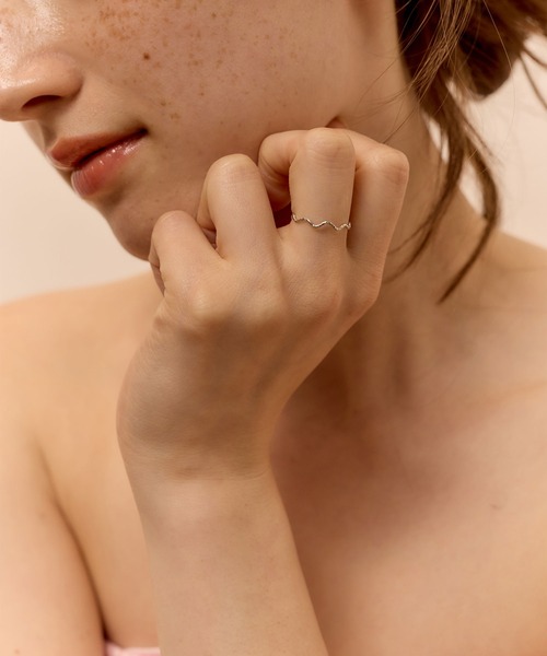 Jolie Toujours(ジョリトゥジュール)の「【汗や水に強い】〈ステンレス〉12号グリッターウェーブリング(リング・レディース・ゴールド/シルバー・12号)」の6枚目の写真