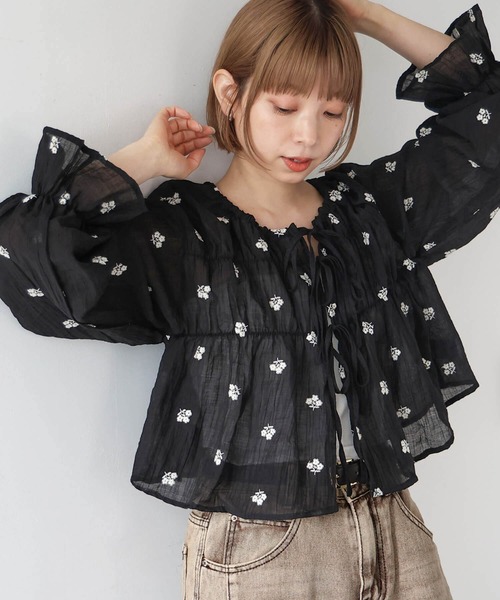 tiptop(ティップトップ)の「花刺繍シアーリボンブラウス(シャツ/ブラウス・レディース・ブラック/サックスブルー/アイボリー・FREE)」の2枚目の写真