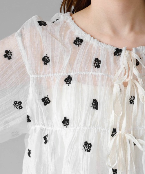 tiptop(ティップトップ)の「花刺繍シアーリボンブラウス(シャツ/ブラウス・レディース・ブラック/サックスブルー/アイボリー・FREE)」の9枚目の写真