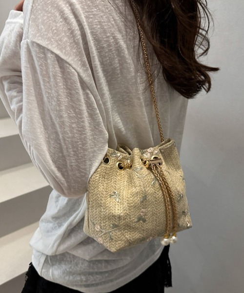 VIBGYOR(ヴィブジョー)の「Mignonjour/フラワー チェーン巾着バッグ M2955(ショルダーバッグ・レディース・ベージュ/ホワイト・FREE)」の2枚目の写真