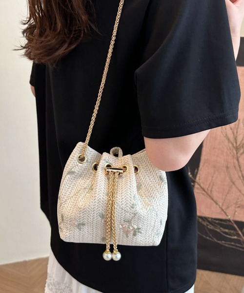 VIBGYOR(ヴィブジョー)の「Mignonjour/フラワー チェーン巾着バッグ M2955(ショルダーバッグ・レディース・ベージュ/ホワイト・FREE)」の4枚目の写真