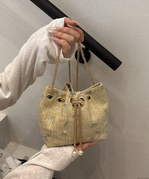 VIBGYOR(ヴィブジョー)の「Mignonjour/フラワー チェーン巾着バッグ M2955(ショルダーバッグ・レディース・ベージュ/ホワイト・FREE)」の5枚目の写真