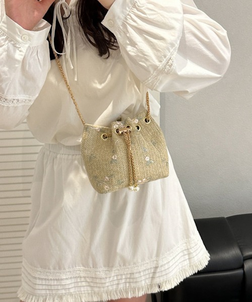 VIBGYOR(ヴィブジョー)の「Mignonjour/フラワー チェーン巾着バッグ M2955(ショルダーバッグ・レディース・ベージュ/ホワイト・FREE)」の6枚目の写真