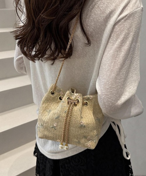 VIBGYOR(ヴィブジョー)の「Mignonjour/フラワー チェーン巾着バッグ M2955(ショルダーバッグ・レディース・ベージュ/ホワイト・FREE)」の7枚目の写真