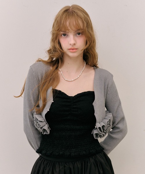 J1U by LA BELLE ETUDE(ジユウバイラベルエチュード)の「裾フリルリブショートカーディガン(カーディガン/ボレロ・レディース・ブラック/ピンク/グレー・FREE)」の14枚目の写真