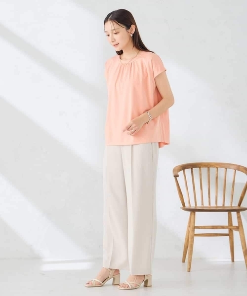 a.v.v(アーヴェヴェ)の「【接触冷感/UVカット】ギャザーネックフレンチカットソー(Tシャツ/カットソー・レディース・ブラウン/オレンジ/ブラック・38/36/42/40)」の10枚目の写真