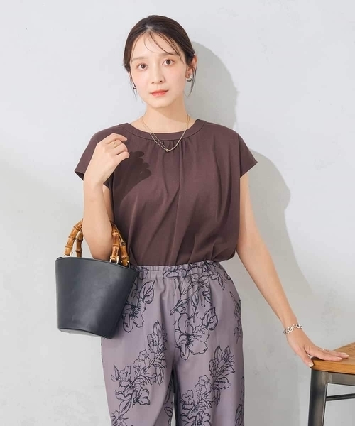a.v.v(アーヴェヴェ)の「【接触冷感/UVカット】ギャザーネックフレンチカットソー(Tシャツ/カットソー・レディース・ブラウン/オレンジ/ブラック・38/36/42/40)」の14枚目の写真