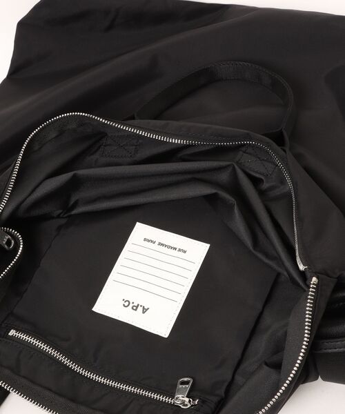 A.P.C.（アーペーセー）の「CROSSBODY BAG BACKSTAGE（ショルダーバッグ・メンズ・ブラック・ONESIZE）」の4枚目の写真