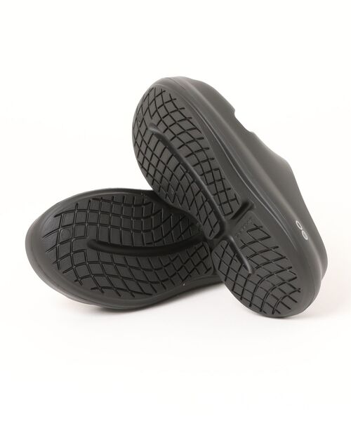 OOFOS（ウーフォス）の「Ooyea 2000970050252（サンダル・メンズ・ブラック・28cm/24cm/25cm/26cm/27cm/23cm）」の3枚目の写真