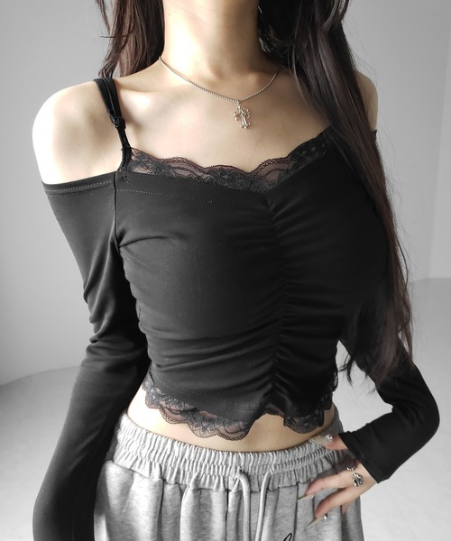 me+em select（ミームセレクト）の「【 ２color 】レースレイヤードギャザーオフショル長袖Ｔシャツ ／ lace layered gather off-shoulder long-sleeved  T-shirts（Tシャツ/カットソー・レディース・ホワイト/ブラック・FREE）」の6枚目の写真