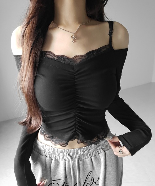 me+em select（ミームセレクト）の「【 ２color 】レースレイヤードギャザーオフショル長袖Ｔシャツ ／ lace layered gather off-shoulder long-sleeved  T-shirts（Tシャツ/カットソー・レディース・ホワイト/ブラック・FREE）」の8枚目の写真