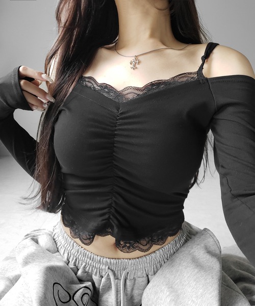 me+em select（ミームセレクト）の「【 ２color 】レースレイヤードギャザーオフショル長袖Ｔシャツ ／ lace layered gather off-shoulder long-sleeved  T-shirts（Tシャツ/カットソー・レディース・ホワイト/ブラック・FREE）」の12枚目の写真