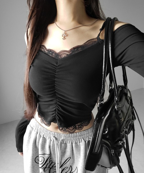 me+em select（ミームセレクト）の「【 ２color 】レースレイヤードギャザーオフショル長袖Ｔシャツ ／ lace layered gather off-shoulder long-sleeved  T-shirts（Tシャツ/カットソー・レディース・ホワイト/ブラック・FREE）」の13枚目の写真