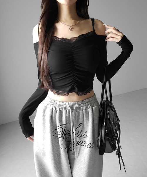 me+em select（ミームセレクト）の「【 ２color 】レースレイヤードギャザーオフショル長袖Ｔシャツ ／ lace layered gather off-shoulder long-sleeved  T-shirts（Tシャツ/カットソー・レディース・ホワイト/ブラック・FREE）」の14枚目の写真