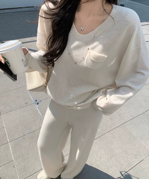 Aelina(エリナ)の「ニットVネックトップス&パンツセットアップ(セットアップ・レディース・グレー/ベージュ/キャメル/モカ・FREE)」の1枚目の写真