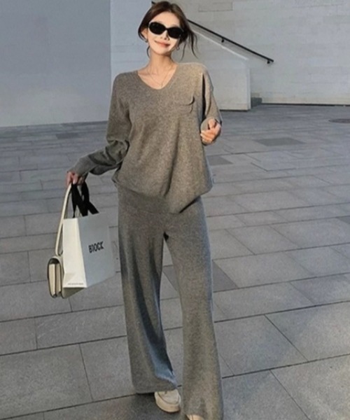 Aelina(エリナ)の「ニットVネックトップス&パンツセットアップ(セットアップ・レディース・グレー/ベージュ/キャメル/モカ・FREE)」の2枚目の写真
