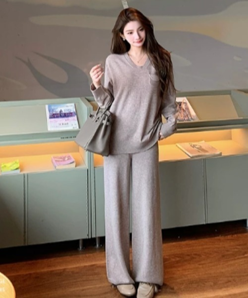 Aelina(エリナ)の「ニットVネックトップス&パンツセットアップ(セットアップ・レディース・グレー/ベージュ/キャメル/モカ・FREE)」の3枚目の写真