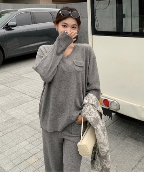 Aelina(エリナ)の「ニットVネックトップス&パンツセットアップ(セットアップ・レディース・グレー/ベージュ/キャメル/モカ・FREE)」の9枚目の写真