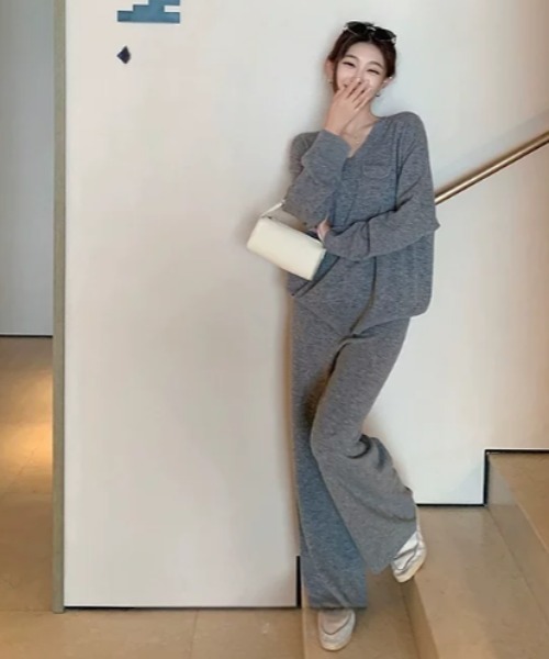 Aelina(エリナ)の「ニットVネックトップス&パンツセットアップ(セットアップ・レディース・グレー/ベージュ/キャメル/モカ・FREE)」の22枚目の写真