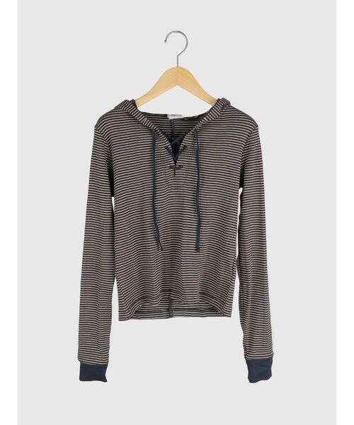 FIKA.（フィーカ）の「Prib Henley hoodie（Tシャツ/カットソー・レディース・チャコール/エンジ/キャメル/ブラウン/アイボリー・FREE）」の3枚目の写真