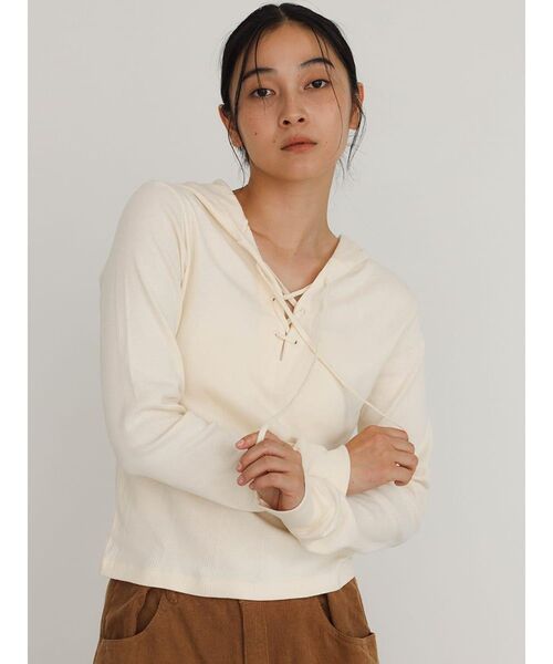 FIKA.（フィーカ）の「Prib Henley hoodie（Tシャツ/カットソー・レディース・チャコール/エンジ/キャメル/ブラウン/アイボリー・FREE）」の7枚目の写真