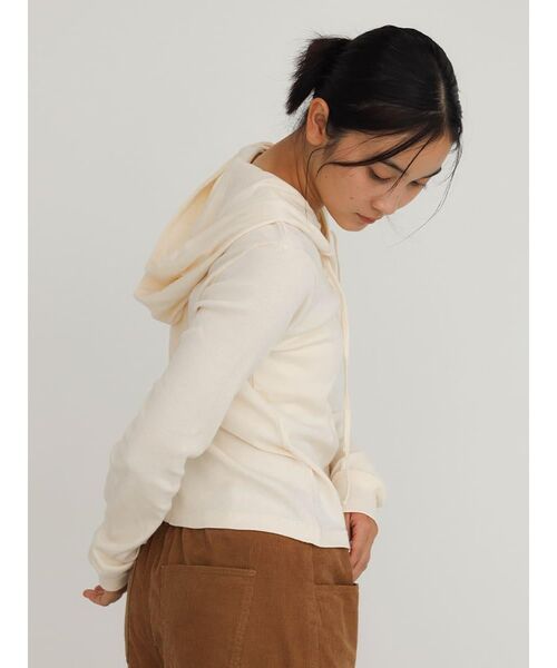 FIKA.（フィーカ）の「Prib Henley hoodie（Tシャツ/カットソー・レディース・チャコール/エンジ/キャメル/ブラウン/アイボリー・FREE）」の8枚目の写真