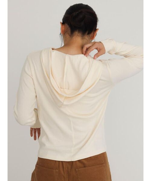 FIKA.（フィーカ）の「Prib Henley hoodie（Tシャツ/カットソー・レディース・チャコール/エンジ/キャメル/ブラウン/アイボリー・FREE）」の9枚目の写真