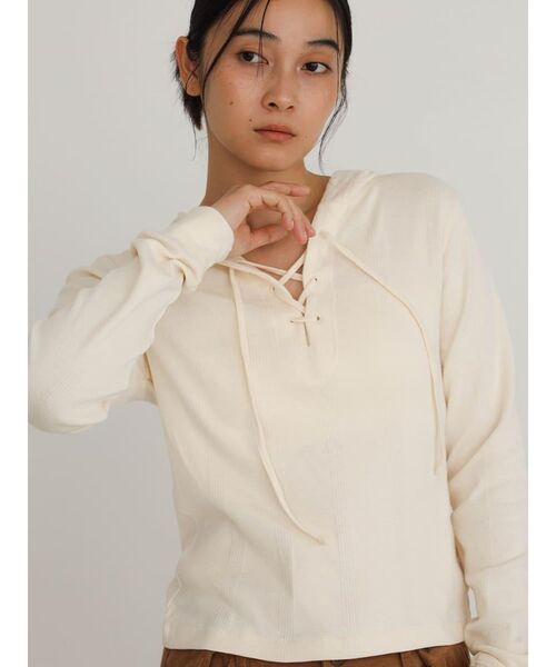 FIKA.（フィーカ）の「Prib Henley hoodie（Tシャツ/カットソー・レディース・チャコール/エンジ/キャメル/ブラウン/アイボリー・FREE）」の10枚目の写真