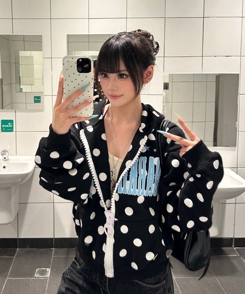 Lis ardent（リスアルダン）の「2026AW 英字プリントドット柄BIGスライダーファスナーデザインフードパーカー（パーカー・レディース・ブラック/ホワイト/グレー・M）」の9枚目の写真