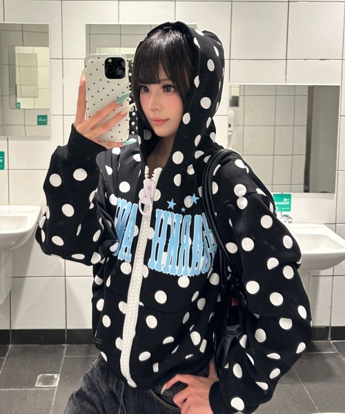 Lis ardent（リスアルダン）の「2026AW 英字プリントドット柄BIGスライダーファスナーデザインフードパーカー（パーカー・レディース・ブラック/ホワイト/グレー・M）」の8枚目の写真