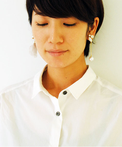 and myera(アンド マイラ)の「フラワーアーティストのQuelle高木さんとつくる 組み合わせを楽しむ華やかリバーシブルイヤアクセ/ ピアス/ イヤリング(ピアス(両耳用)・レディース・グレー系その他/ブラック系その他/ホワイト系その他・1/2)」の7枚目の写真