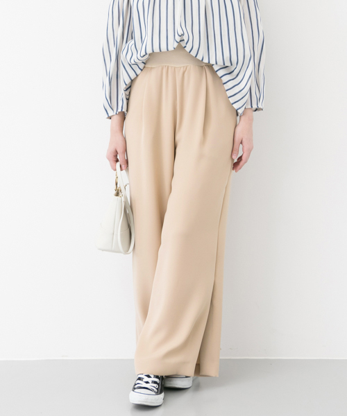 URBAN RESEARCH（アーバンリサーチ）の「UR ウエストリブ脇スリットワイドパンツ（その他パンツ・レディース・ライトベージュ/ライトカーキ/ネイビー・FREE）」の2枚目の写真