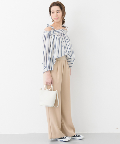 URBAN RESEARCH（アーバンリサーチ）の「UR ウエストリブ脇スリットワイドパンツ（その他パンツ・レディース・ライトベージュ/ライトカーキ/ネイビー・FREE）」の4枚目の写真