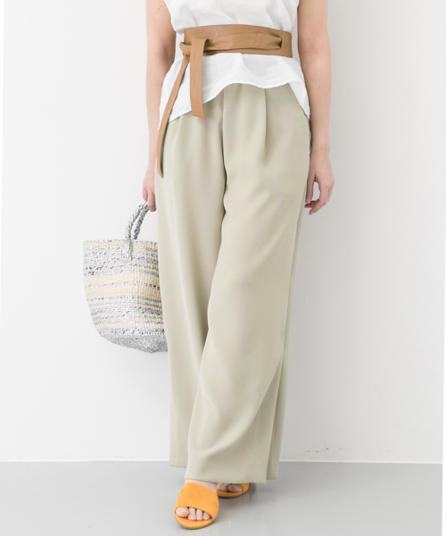 URBAN RESEARCH（アーバンリサーチ）の「UR ウエストリブ脇スリットワイドパンツ（その他パンツ・レディース・ライトベージュ/ライトカーキ/ネイビー・FREE）」の5枚目の写真