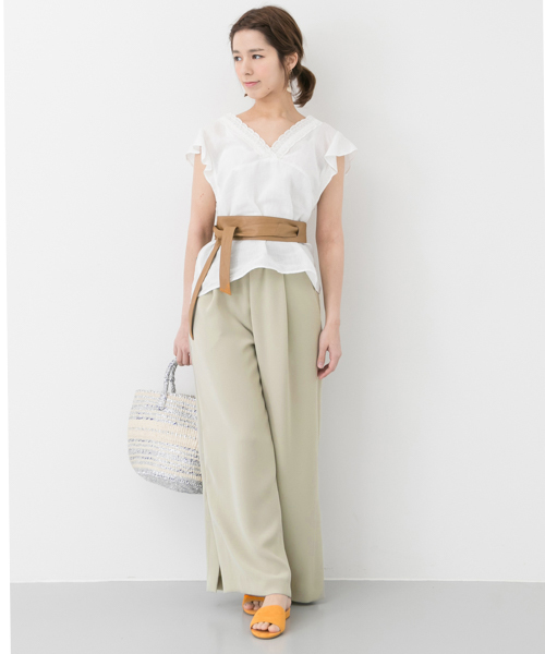 URBAN RESEARCH（アーバンリサーチ）の「UR ウエストリブ脇スリットワイドパンツ（その他パンツ・レディース・ライトベージュ/ライトカーキ/ネイビー・FREE）」の6枚目の写真