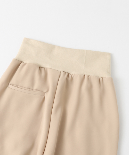 URBAN RESEARCH（アーバンリサーチ）の「UR ウエストリブ脇スリットワイドパンツ（その他パンツ・レディース・ライトベージュ/ライトカーキ/ネイビー・FREE）」の18枚目の写真