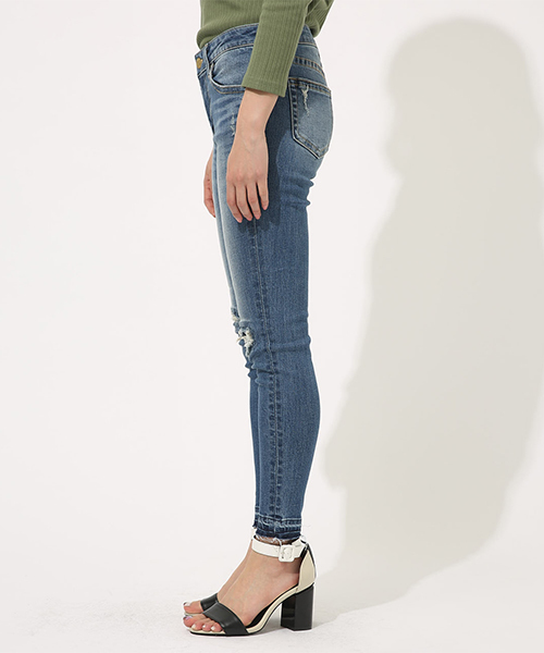 AZUL by moussy（アズールバイマウジー）の「REPAIR DENIM SKINNY/リペアデニムスキニー（デニムパンツ・レディース・ブルー/ダークブルー・SMALL/MEDIUM/LARGE/X-SMALL）」の7枚目の写真