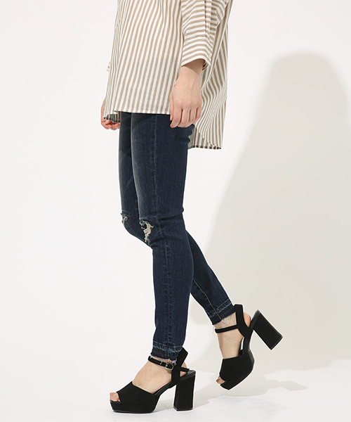 AZUL by moussy（アズールバイマウジー）の「REPAIR DENIM SKINNY/リペアデニムスキニー（デニムパンツ・レディース・ブルー/ダークブルー・SMALL/MEDIUM/LARGE/X-SMALL）」の12枚目の写真