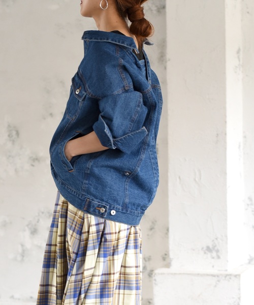 LHELBIE(レルビエ)の「オーバーサイズバックタックボタンデニムGジャン(デニムジャケット・レディース・インディゴブルー/ブルー・M)」の4枚目の写真