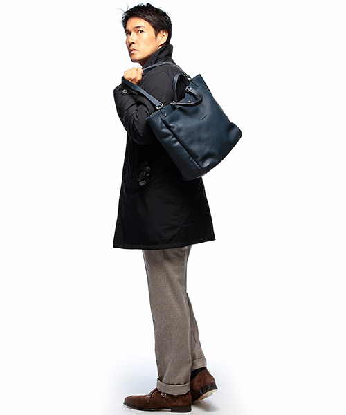 Daniel & Bob（ダニエル&ボブ）の「Daniel & Bob / 別注"CERCATORE"IDISレザートート（トートバッグ・メンズ・ダークブラウン/ネイビー・ONE SIZE）」の14枚目の写真