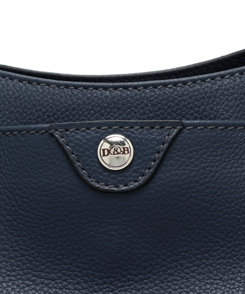 Daniel & Bob（ダニエル&ボブ）の「Daniel & Bob / 別注"CERCATORE"IDISレザートート（トートバッグ・メンズ・ダークブラウン/ネイビー・ONE SIZE）」の9枚目の写真