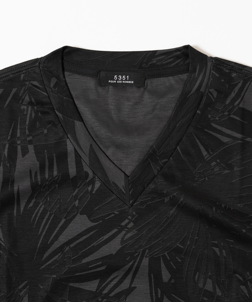 5351 POUR LES HOMMES（ゴーサンゴーイチプールオム）の「【接触冷感】ビッグフラワースムースVネック7分袖（Tシャツ/カットソー・メンズ・ホワイト/ブラック・44/46/48/50）」の12枚目の写真