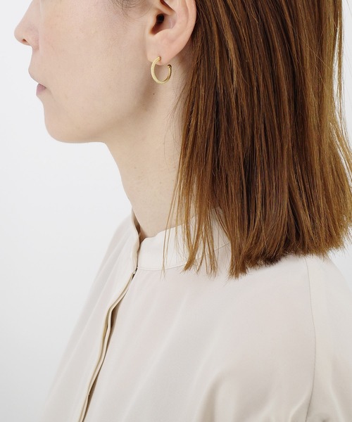 ATELIER COVA（アトリエコバ）の「【ATELIER COVA/アトリエコバ】三つ編みフープピアス（ピアス（片耳用）・レディース・シルバー/ゴールド・FREE）」の7枚目の写真