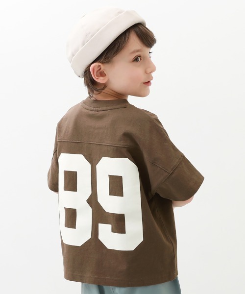 devirock（デビロック）の「バックプリントTシャツ（Tシャツ/カットソー・キッズ・キャメル/モカ/バイオレット/スミクロ/ダークオリーブ/パープル系その他/サックスブルー/ブルー系その他/ベージュ/グリーン系その他・120cm/100cm/140cm/160cm/150cm/110cm/130cm）」の3枚目の写真