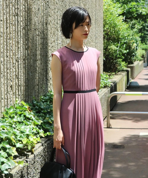 プリーツ加工 Forma フォルムフォルマ のドレス プリーツ加工 ノースリーブワンピース ドレス Forma フォルムフォルマ の