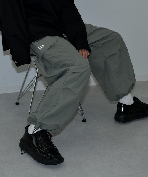 Perushu（ペルーシュ）の「リフレクタープリントナイロンカーゴパンツ（その他パンツ・メンズ・ブラック/グレー/サックスブルー・SMALL/MEDIUM/LARGE）」の4枚目の写真