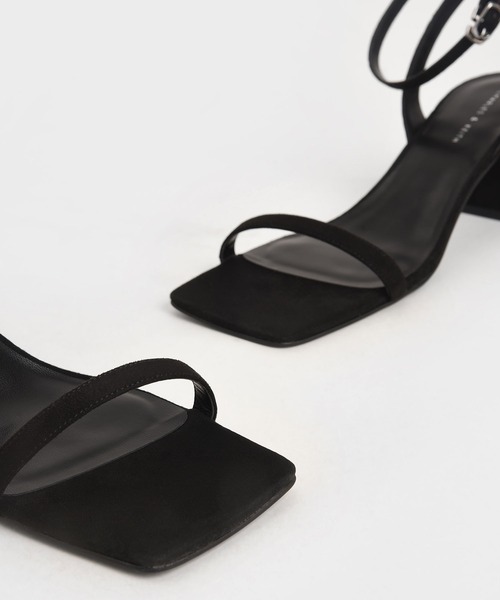 CHARLES & KEITH(チャールズ & キース)の「テクスチャード アシンメトリックストラップサンダル / Textured Asymmetric Ankle Strap Sandals(サンダル・レディース・ホワイト/ブラック/ライラック・22.5cm/23cm/23.5cm/24.5cm/25cm/25.5cm/22cm)」の9枚目の写真
