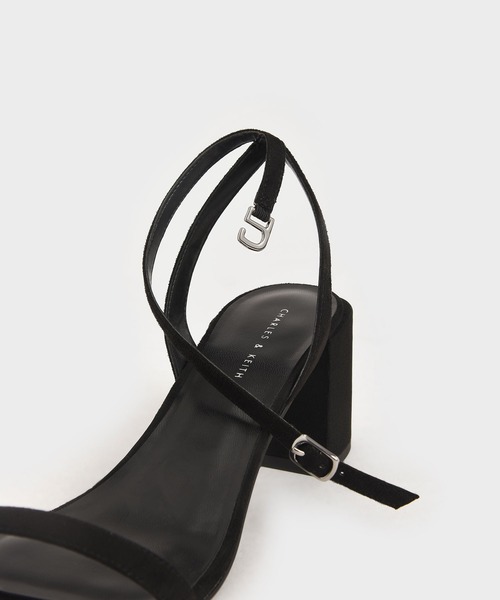 CHARLES & KEITH(チャールズ & キース)の「テクスチャード アシンメトリックストラップサンダル / Textured Asymmetric Ankle Strap Sandals(サンダル・レディース・ホワイト/ブラック/ライラック・22.5cm/23cm/23.5cm/24.5cm/25cm/25.5cm/22cm)」の10枚目の写真