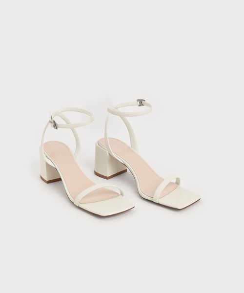 CHARLES & KEITH(チャールズ & キース)の「テクスチャード アシンメトリックストラップサンダル / Textured Asymmetric Ankle Strap Sandals(サンダル・レディース・ホワイト/ブラック/ライラック・22.5cm/23cm/23.5cm/24.5cm/25cm/25.5cm/22cm)」の4枚目の写真